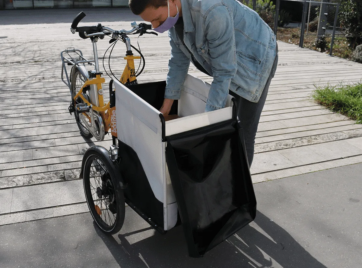 delivery bike Box Kit being uncharged from parcels