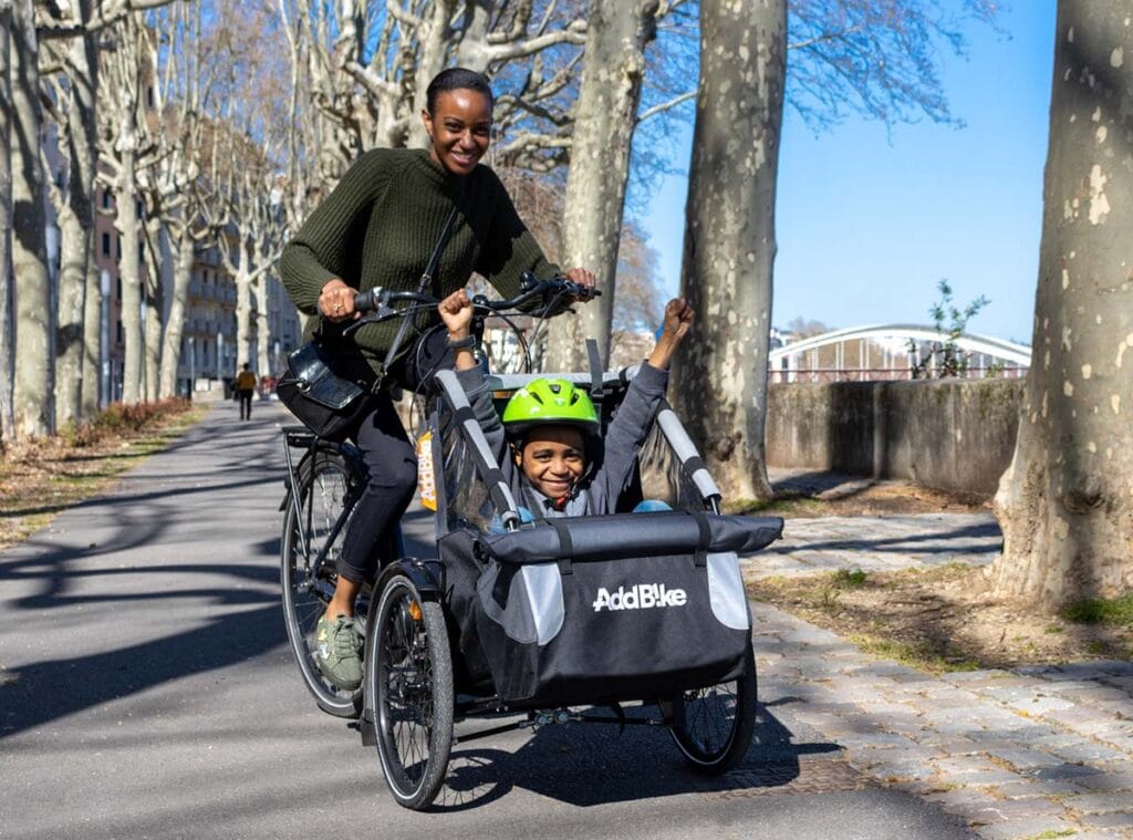 Anhänger Fahrrad Kind - Vorne am Rad_Mutter und Sohn Familienausflug