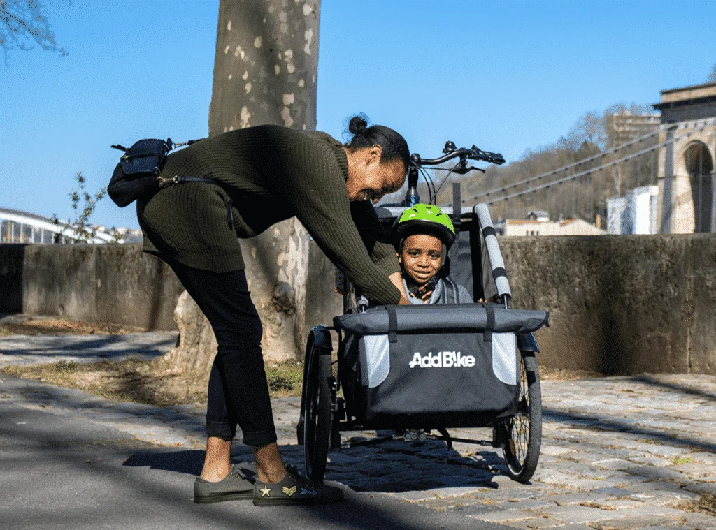 Fahrrad mit Kindertransport: Mutter unterwegs mit Carry'Box Kid und Sohn