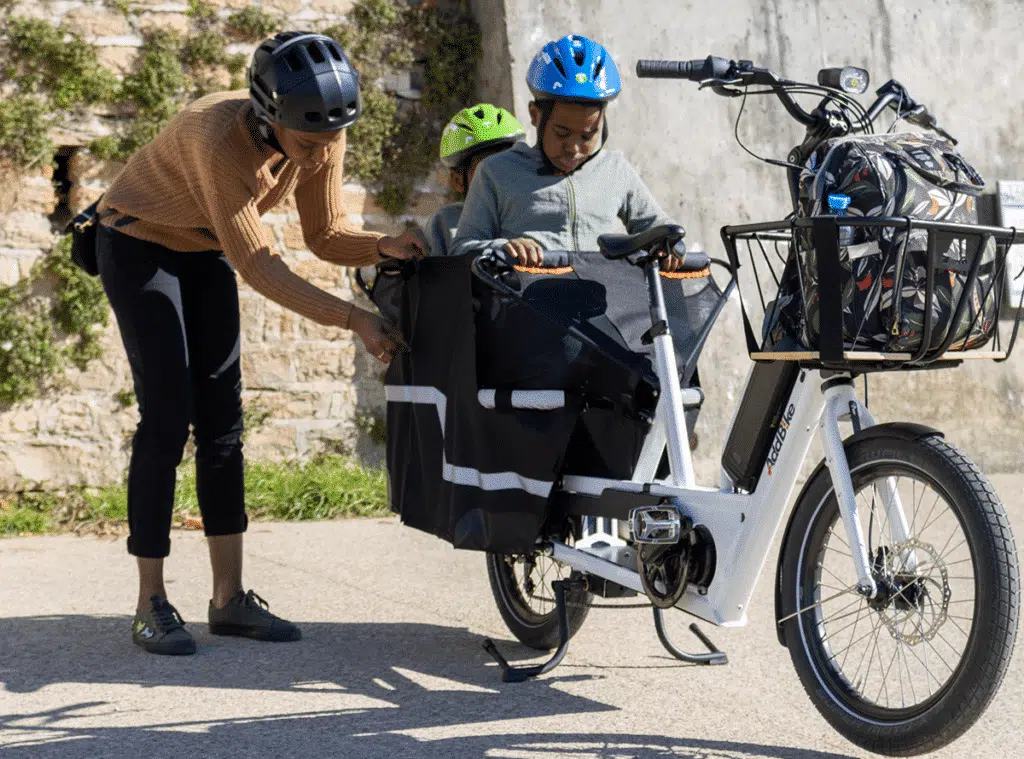 Elektrisches Lastenrad Familie_ Sicher mit meinen Kindern auf einem elektrischen Longtail-Rad fahren