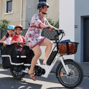 elektrisches Langtail-Fahrrad_Kinder zur Schule bringen