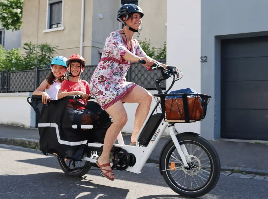long tail electric bike_Transporting children to school