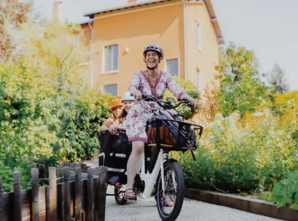 vélo cargo électrique_maman et ses enfants