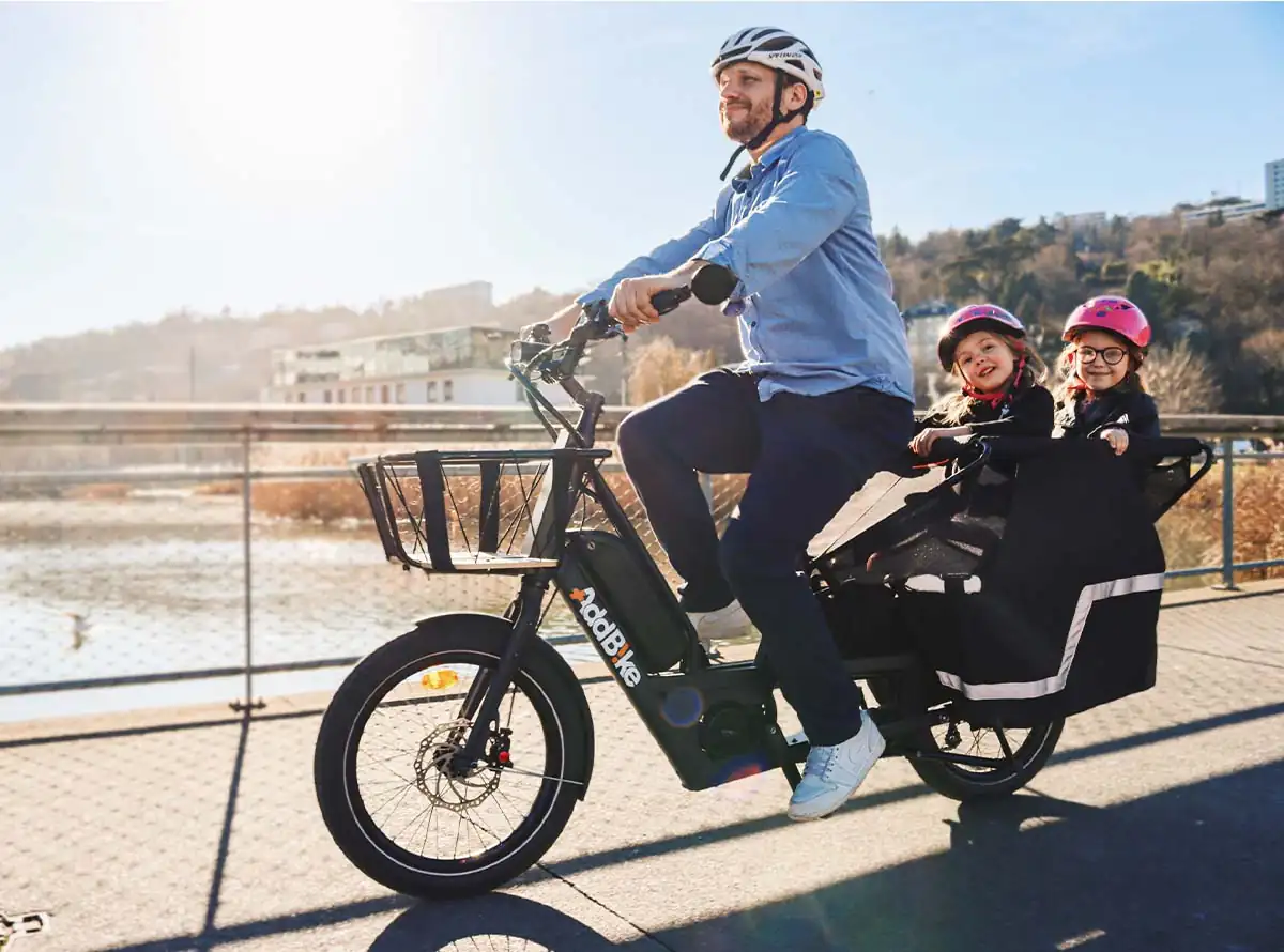 Electric cargo bike_dad with kids