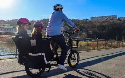 Das Fahrrad mit Kindertransport ist die neue Art der Fortbewegung