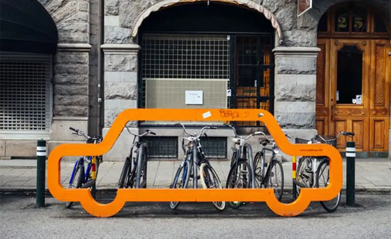 Stationnement vélo espace public : vélos dans parking pour vélo en forme de voiture