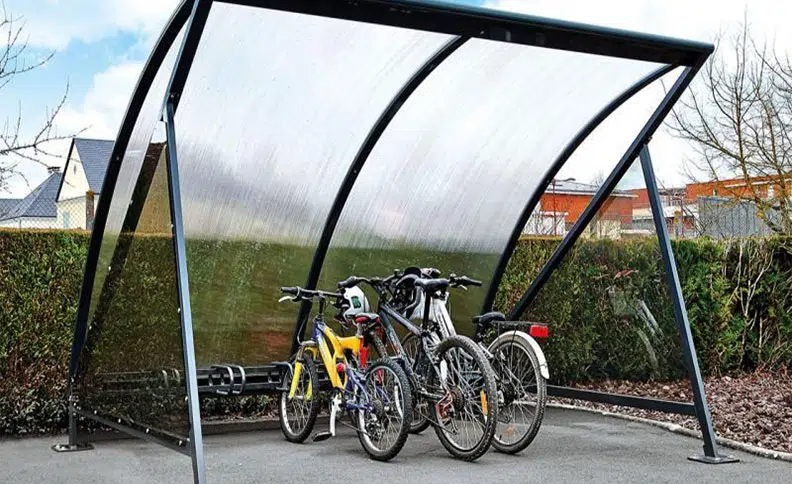 Stationnement vélo espace public : vélos dans un abri vélo