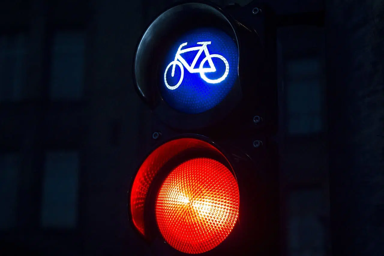 Verkehrsregeln Fahrrad: Ampel für Radfahrer, die rot leuchtet