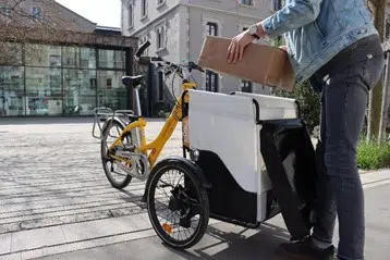 delivery bike Box Kit being uncharged from parcels