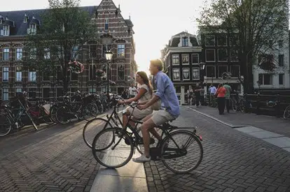 Ride your e cargo bike to visit Amsterdam