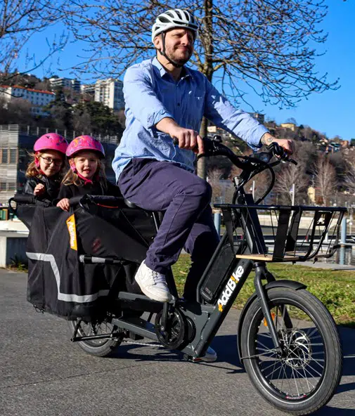 Faire du vélo en ville : un papa et ses filles sur le U-Cargo 