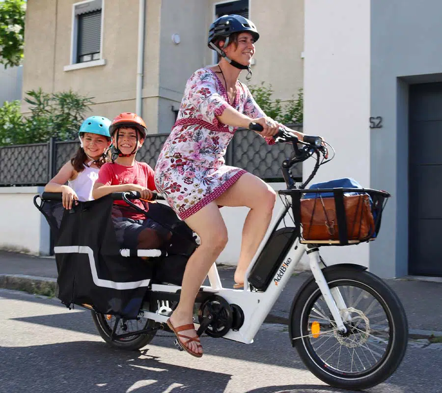 Location vélo cargo Paris : une maman et ses deux enfants