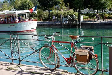Triporteur Annecy : vélo au bord du lac