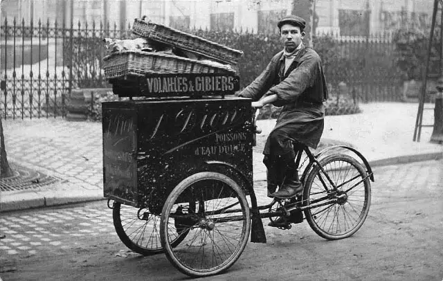 Ancienne photo d'un vélo cargo livraison