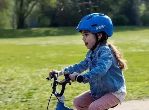 ABUS_ Kinderfahrradhelm sicher in der Stadt