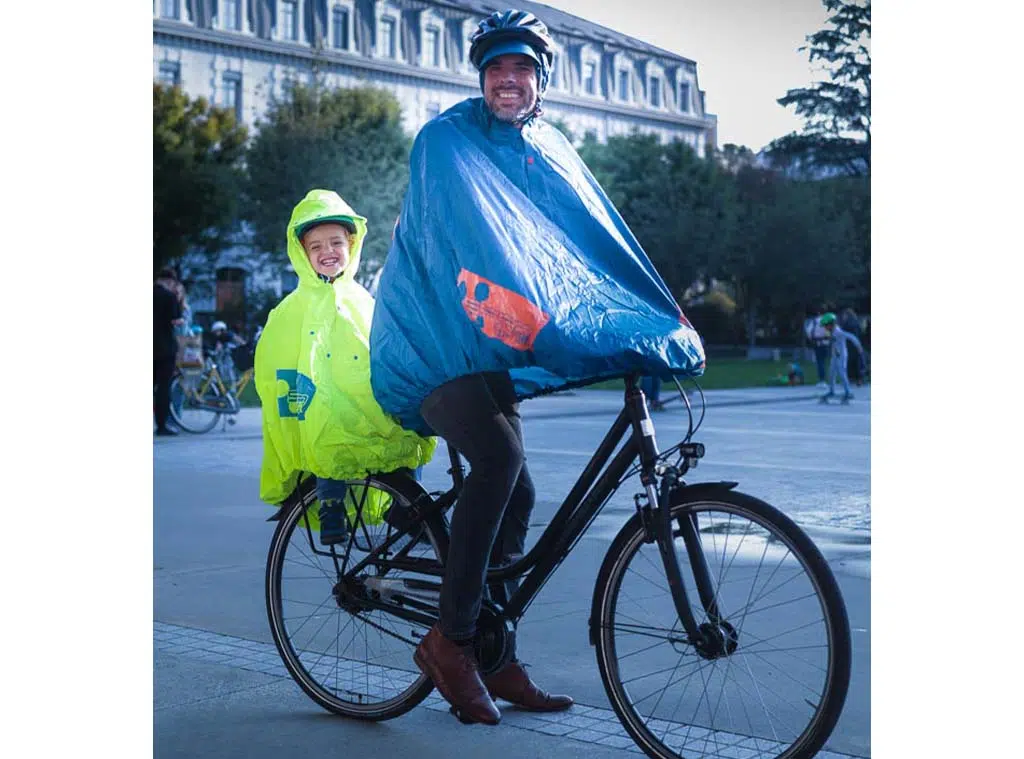 Kinderfahrrad-Regencape_Trockenes Fahrradfahren mit Kindern