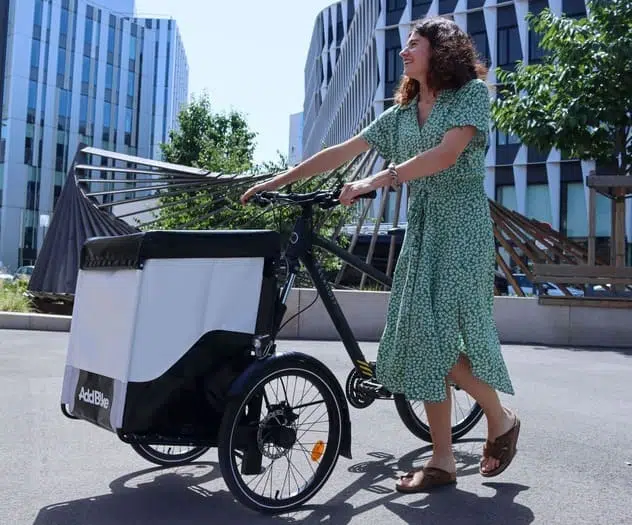 Lastendreirad Elektro in Gebrauch einer Fahrradfahrerin 