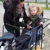 Petite fille contente d'être installée sur un siège enfant