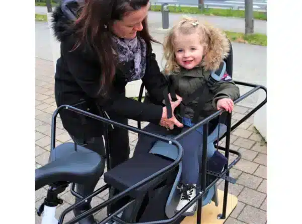 Petite fille contente d'être installée sur un siège enfant