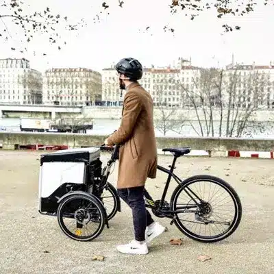 Personne se promenant à vélo au bord du Rhône avec un velo utilitaire