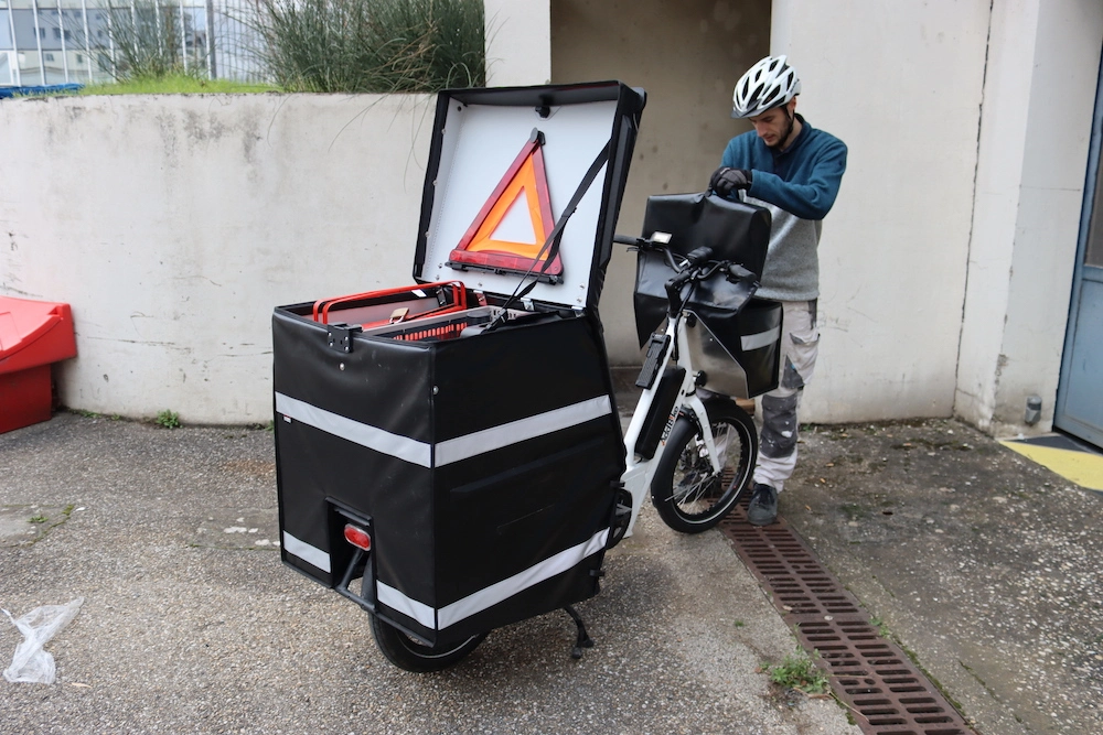 UK cargo bikes: professional using a longtail bike for transporting tools