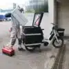 Vélo cargo électrique en pleine livraison