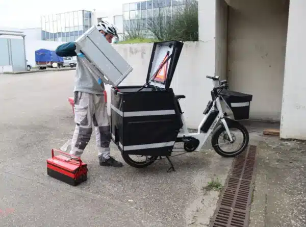 Vélo cargo électrique en pleine livraison
