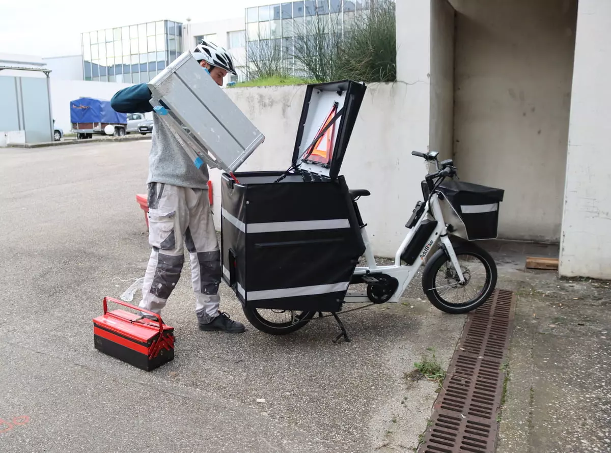 Vélo cargo électrique en pleine livraison