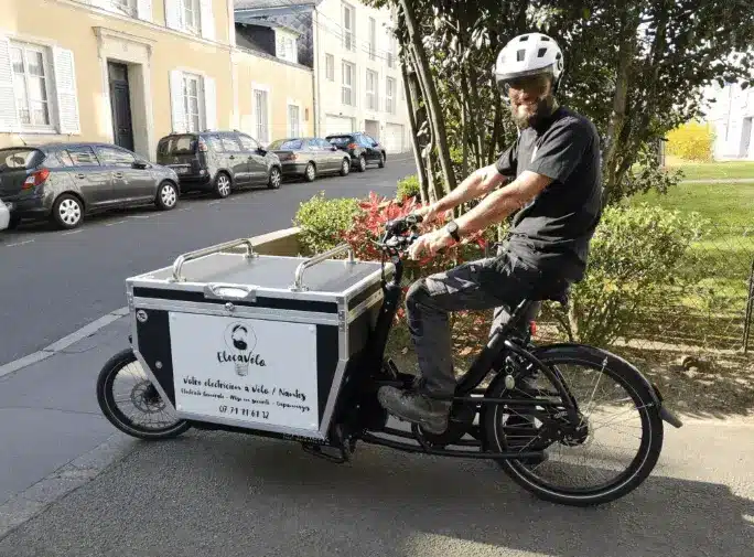 Electricien utilisant un vélo cargo professionnel
