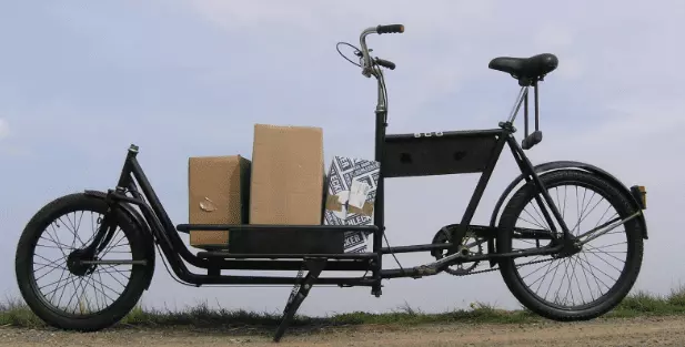 Un vélo cargo professionnel utilisé pour porter des cartons
