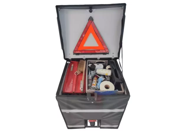 Intérieur de la box arrière d'un vélo cargo professionnel avec des outils