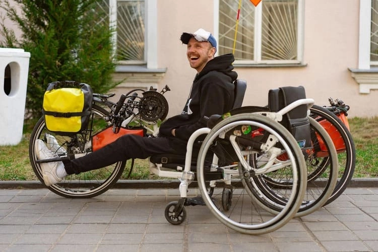 Behindertenfahrrad: Mann auf einem Liegedreirad