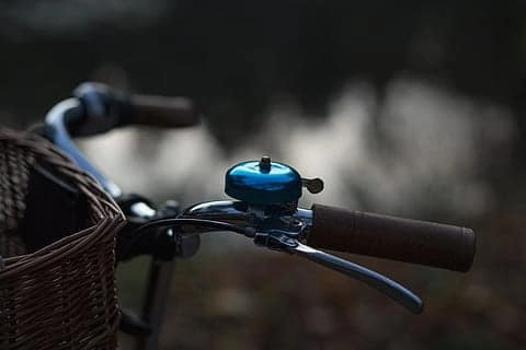 Cooles Fahrradzubehör verschenken: blaue Klingel 