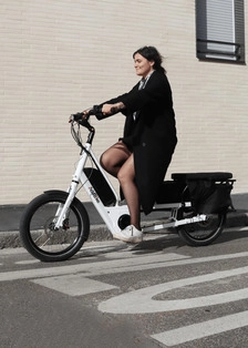 E Bike für kleine Frauen mit Radfahrerin