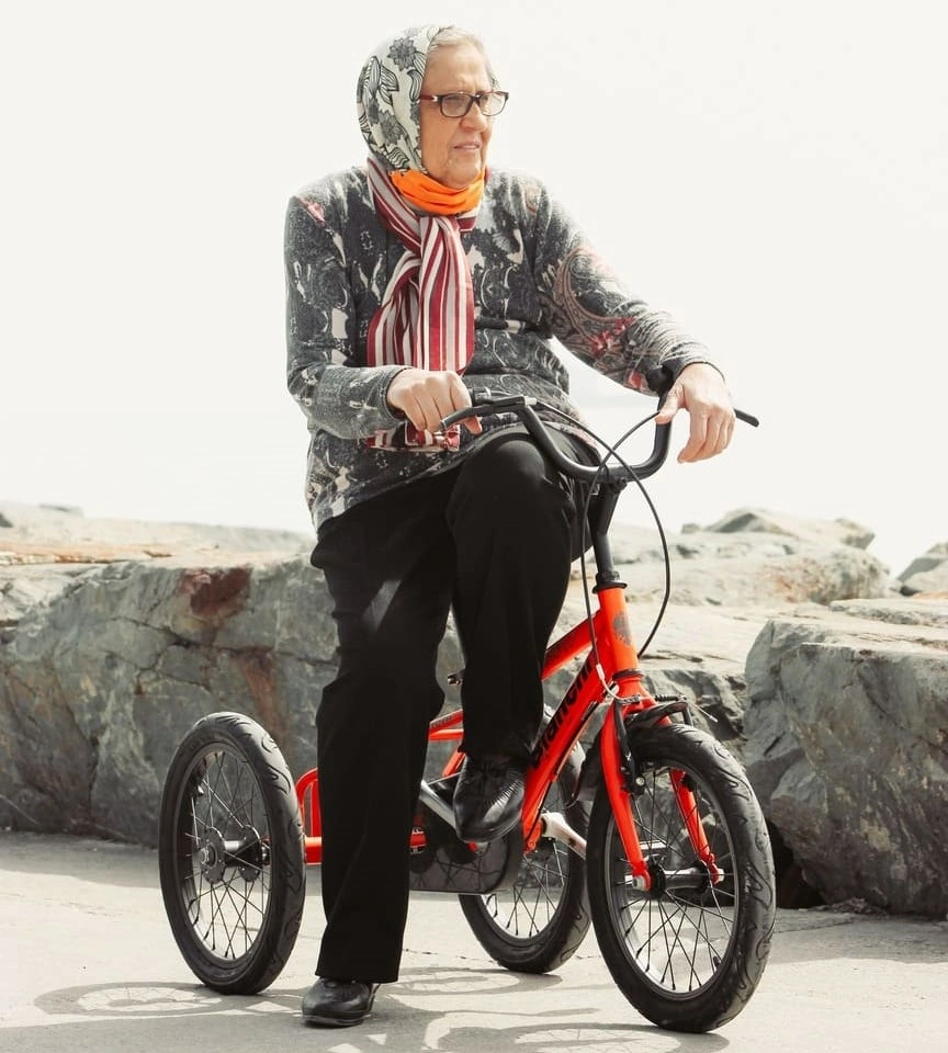 Elektro Dreirad für Senioren: ältere Dame auf Dreirad