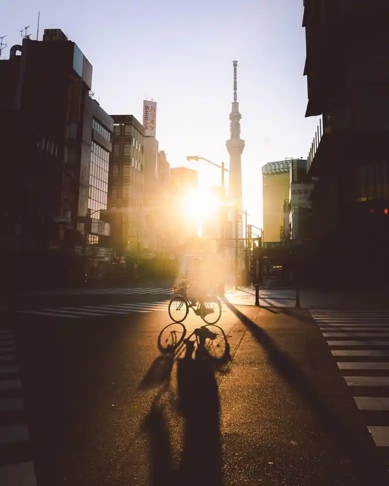 Fahrrad mit Motor in der Stadt während des Sonnenuntergangs