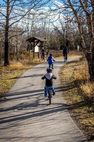 Fahrradtour mit Kindern als Familie in der Natur