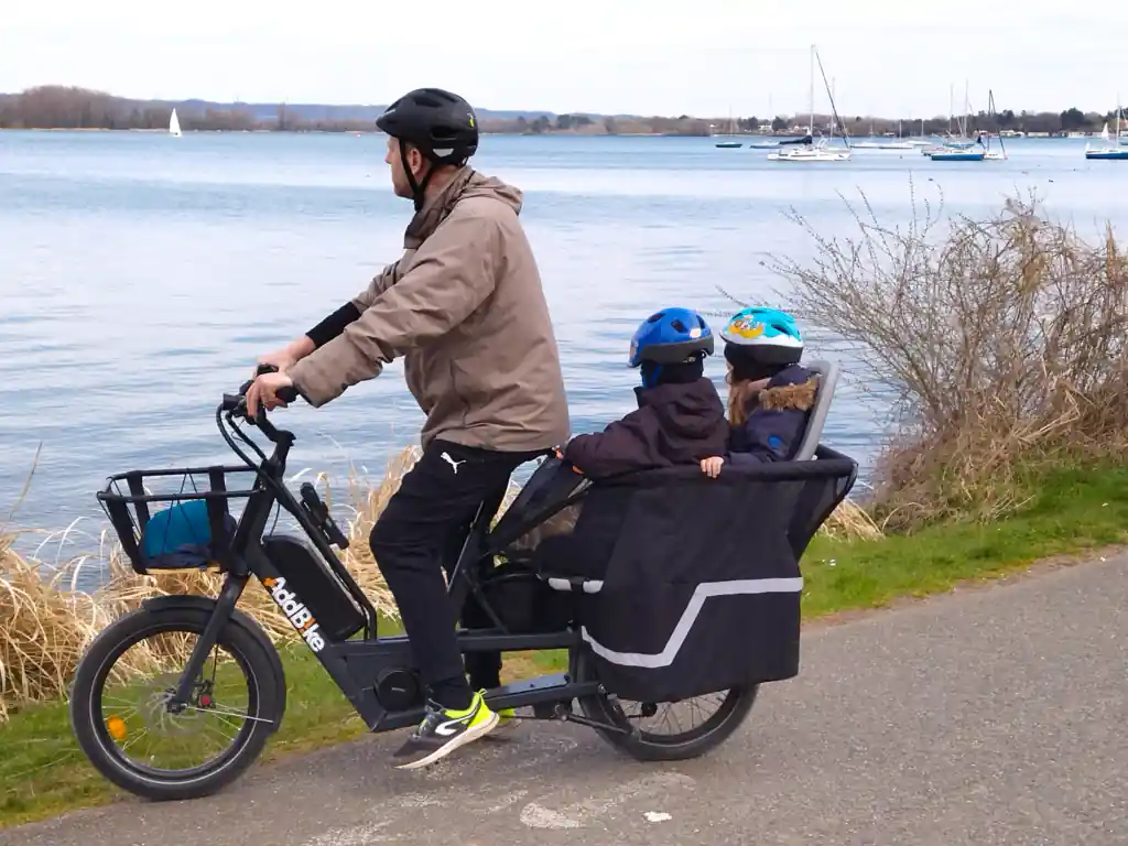 Family electric bike: dad with kids on theU-Cargo family on a bike vacation  