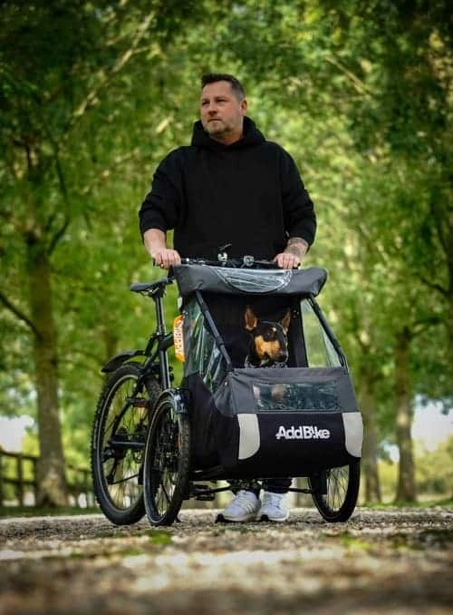 Hundetransport Fahrrad: Keno und Adam im Wald