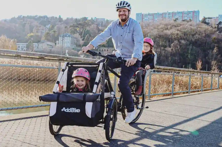 Bike with front child carrier: the Kid Kit module