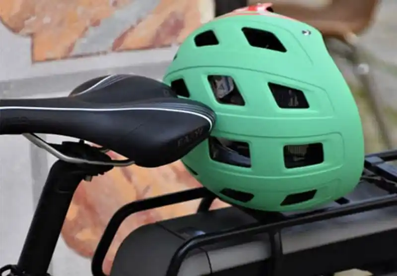 Casque obligatoire vélo : casque posé sur le rack d'un vélo 