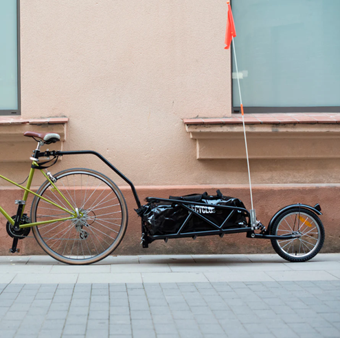 Une remorque vélo charge 100 kg : une remorque monoroue avec un drapeau