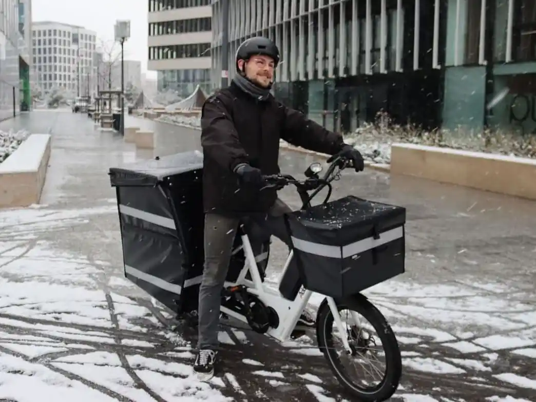 Un vélo cargo électrique professionnel sous la neige