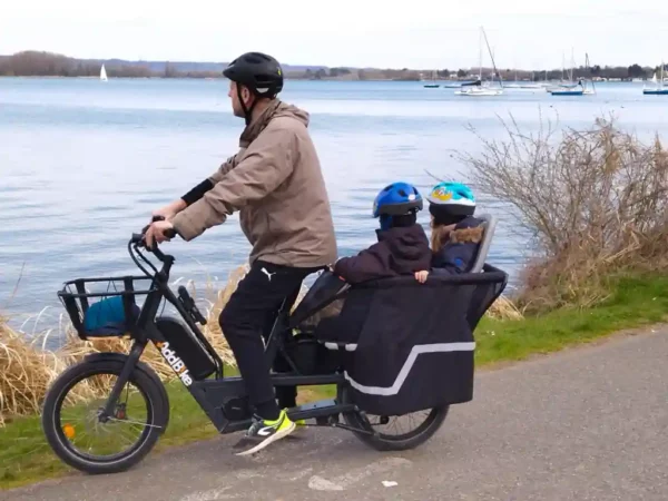 balade en famille avec un velo cargo enfants