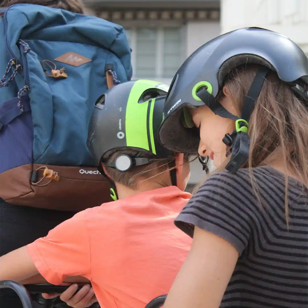 Vélotaf : deux enfants avec un casque