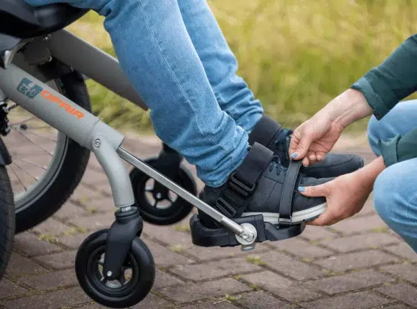 Vélo fauteuil siège avant_Sangles de maintien des pieds disponibles